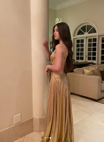 Vestido de Festa Dourado com Decote Profundo em V, Corte Longo em Linha A Y7943
