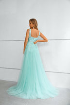 Robe longue sirène bleu aqua à paillettes avec encolure carrée et traîne en tulle