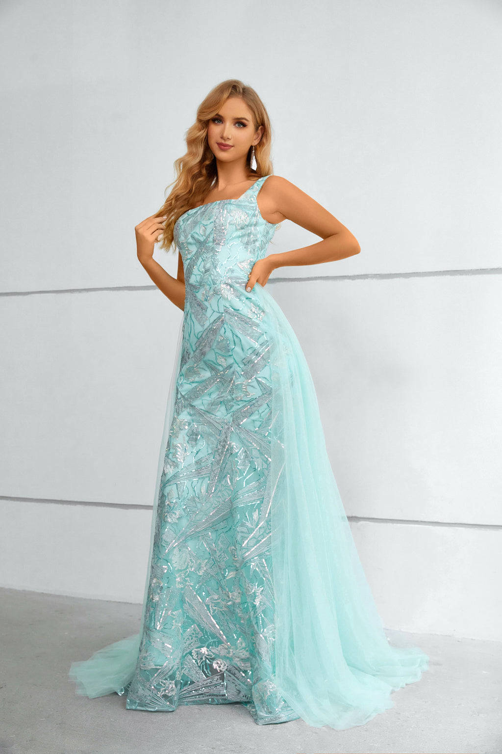 Robe longue sirène bleu aqua à paillettes avec encolure carrée et traîne en tulle