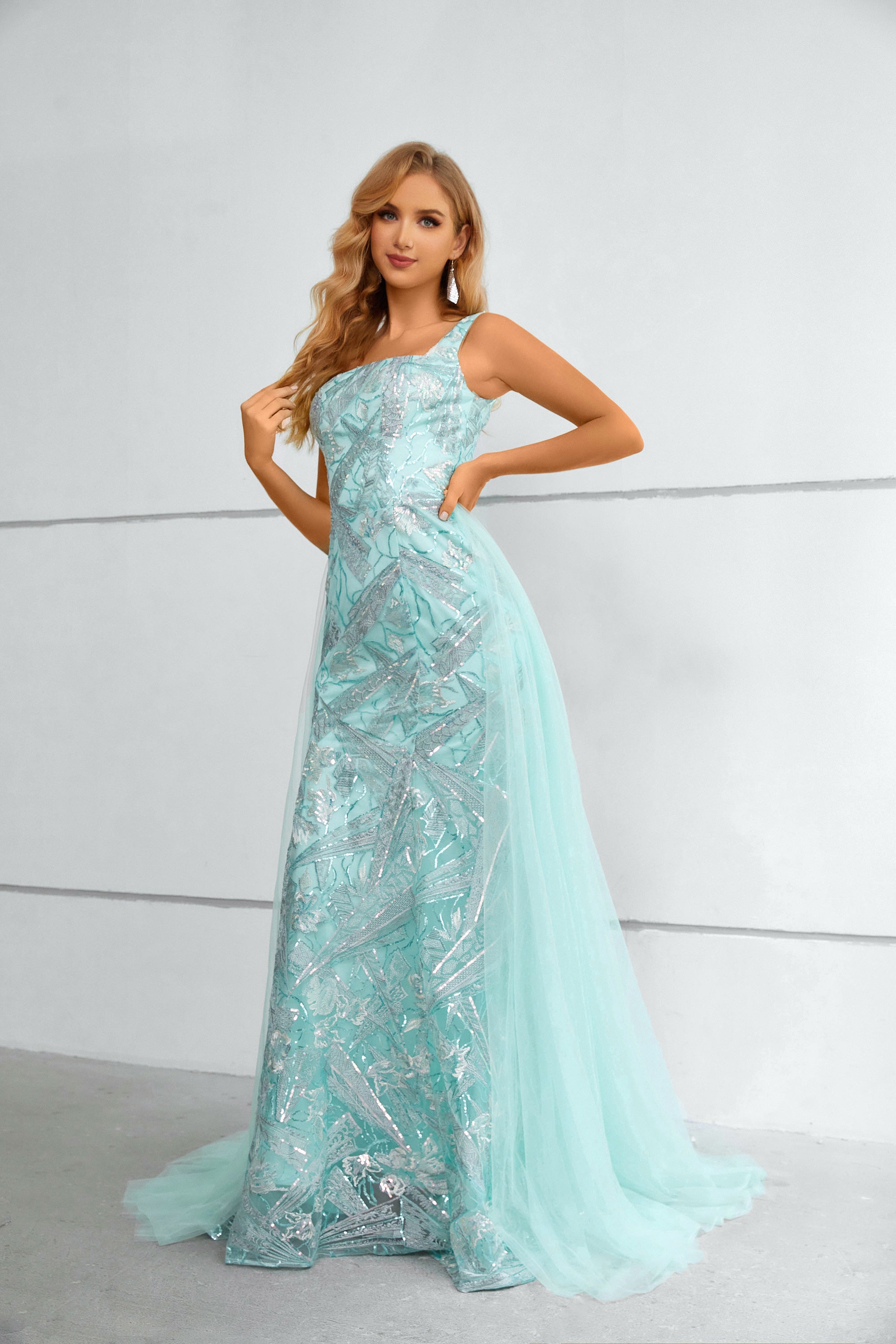 Robe longue sirène bleu aqua à paillettes avec encolure carrée et traîne en tulle