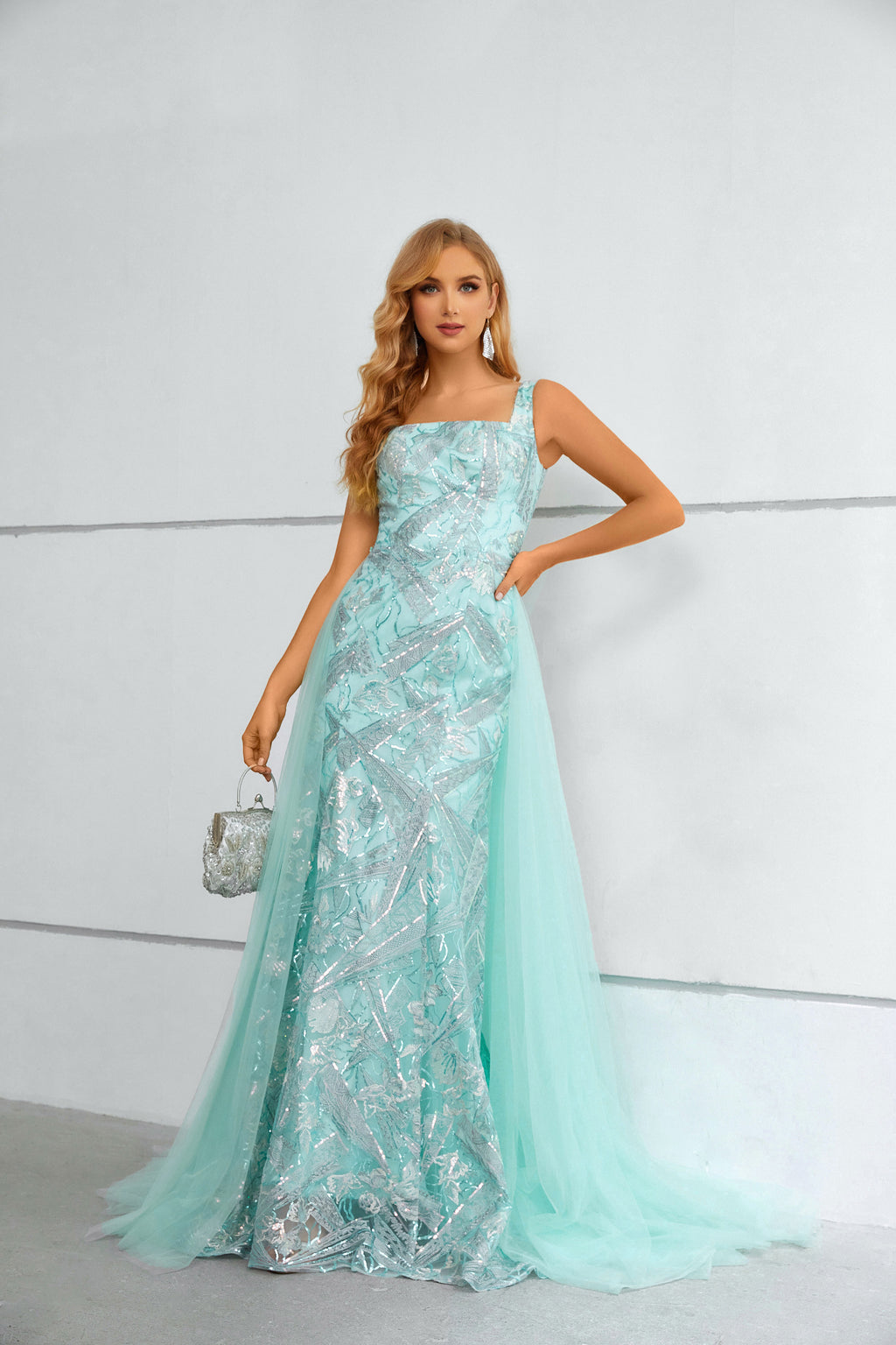 Robe longue sirène bleu aqua à paillettes avec encolure carrée et traîne en tulle