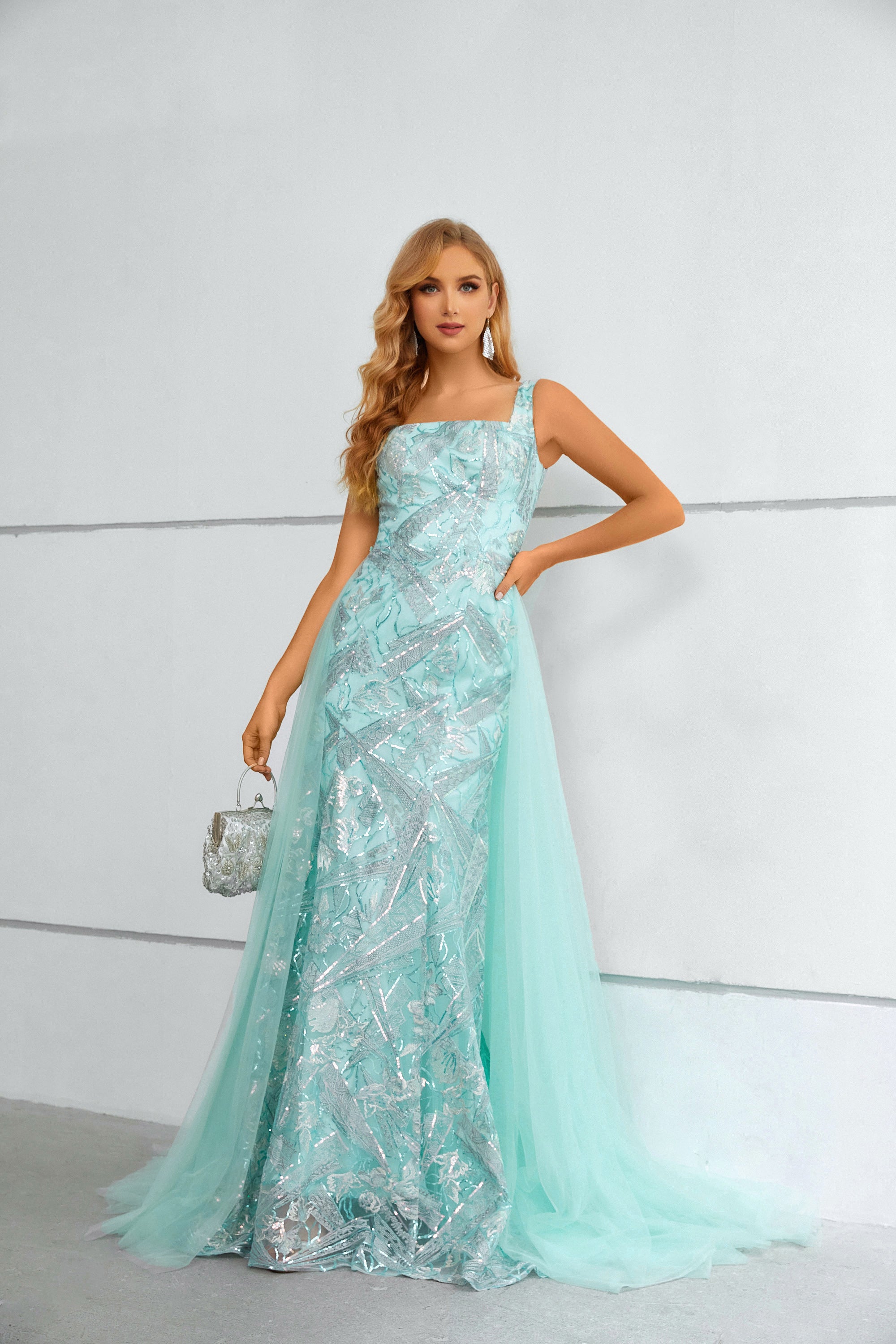 Robe longue sirène bleu aqua à paillettes avec encolure carrée et traîne en tulle