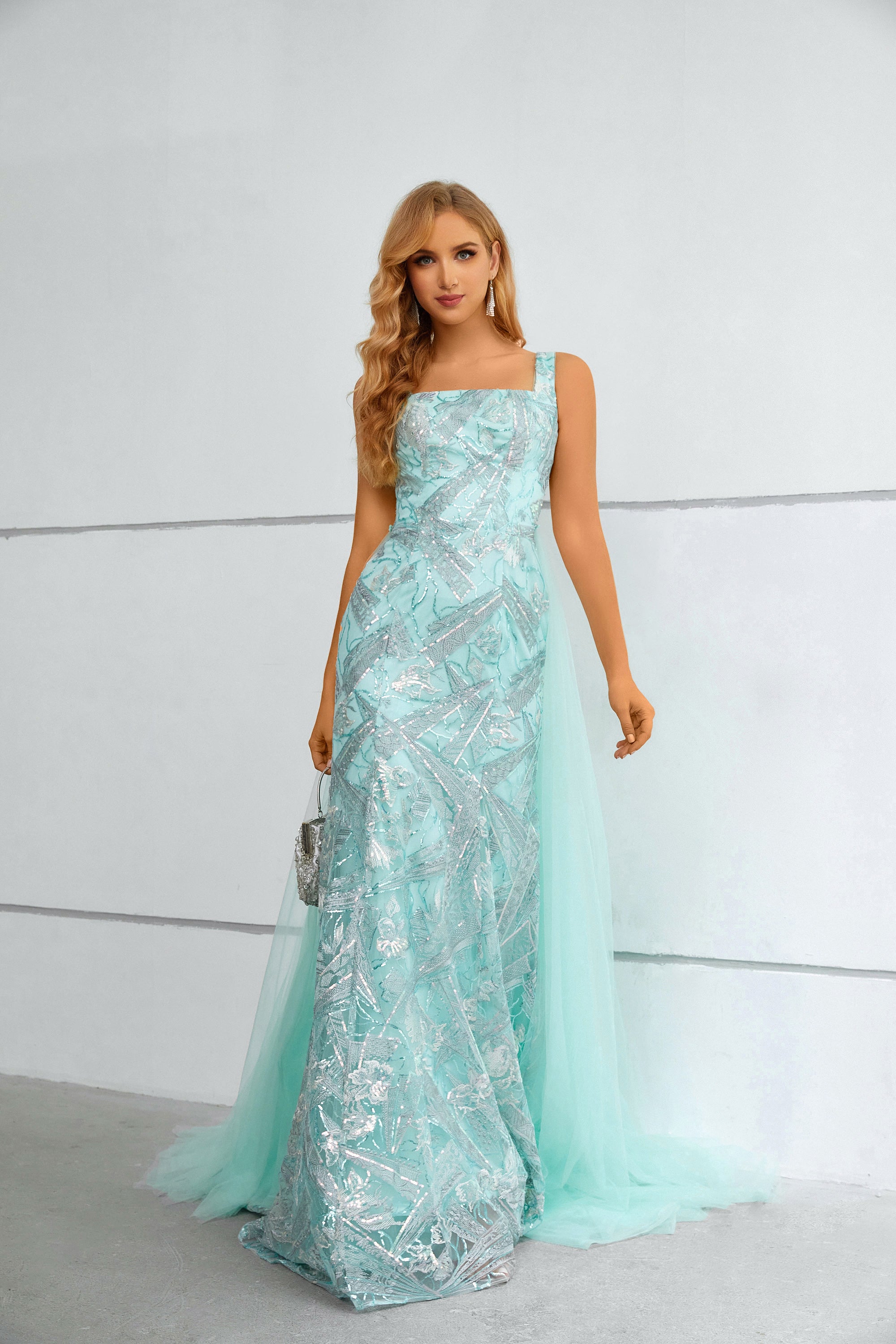 Robe longue sirène bleu aqua à paillettes avec encolure carrée et traîne en tulle