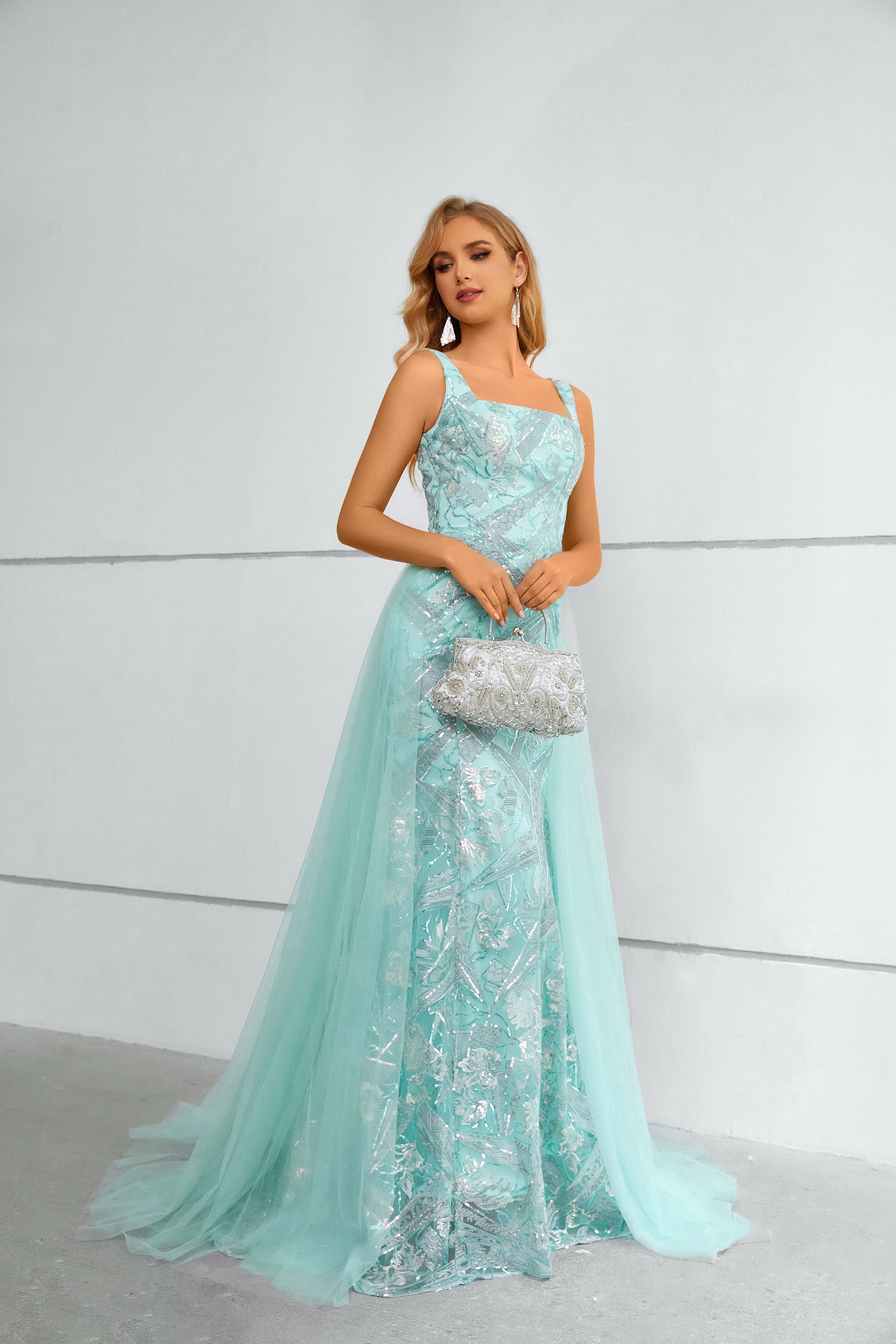 Robe longue sirène bleu aqua à paillettes avec encolure carrée et traîne en tulle