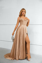 Abito lungo in raso testurizzato color champagne con scollo a cappuccio, spacco alto e spalline annodate