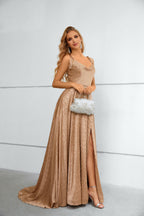 Abito lungo in raso testurizzato color champagne con scollo a cappuccio, spacco alto e spalline annodate