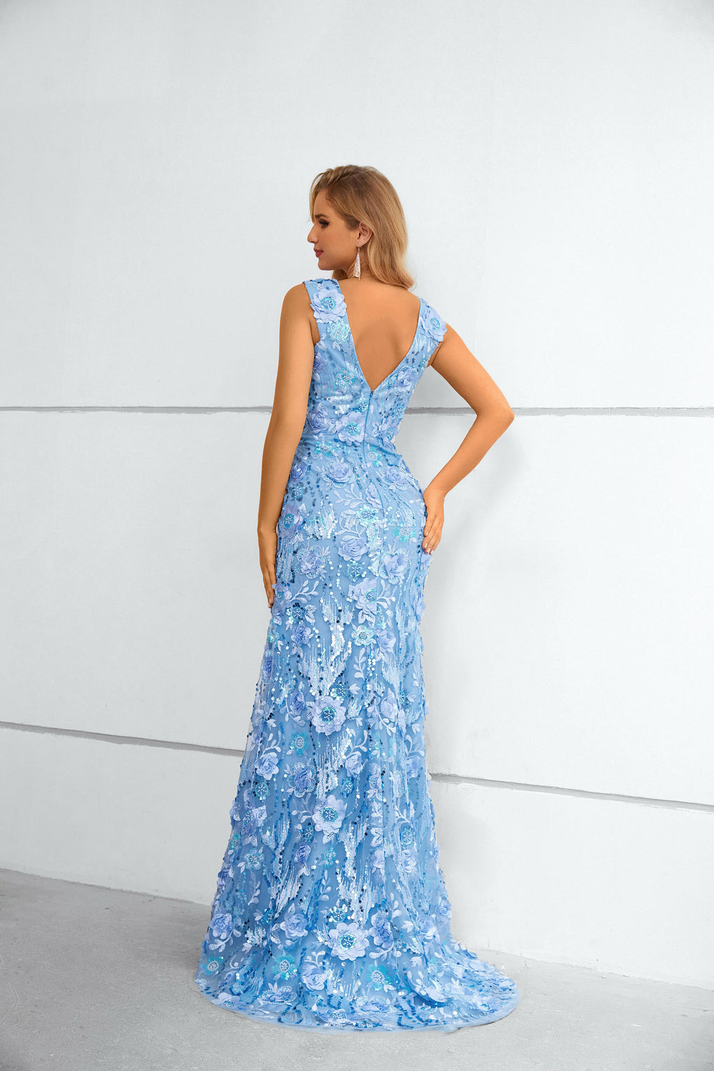 Abito lungo sirena blu con scollo a V, paillettes floreali tridimensionali e strascico