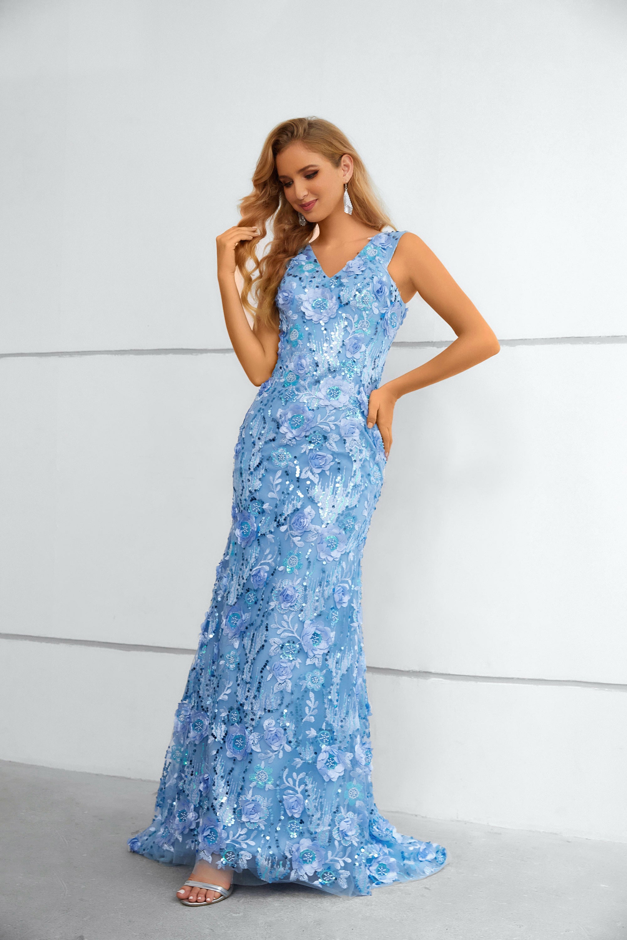 Abito lungo sirena blu con scollo a V, paillettes floreali tridimensionali e strascico