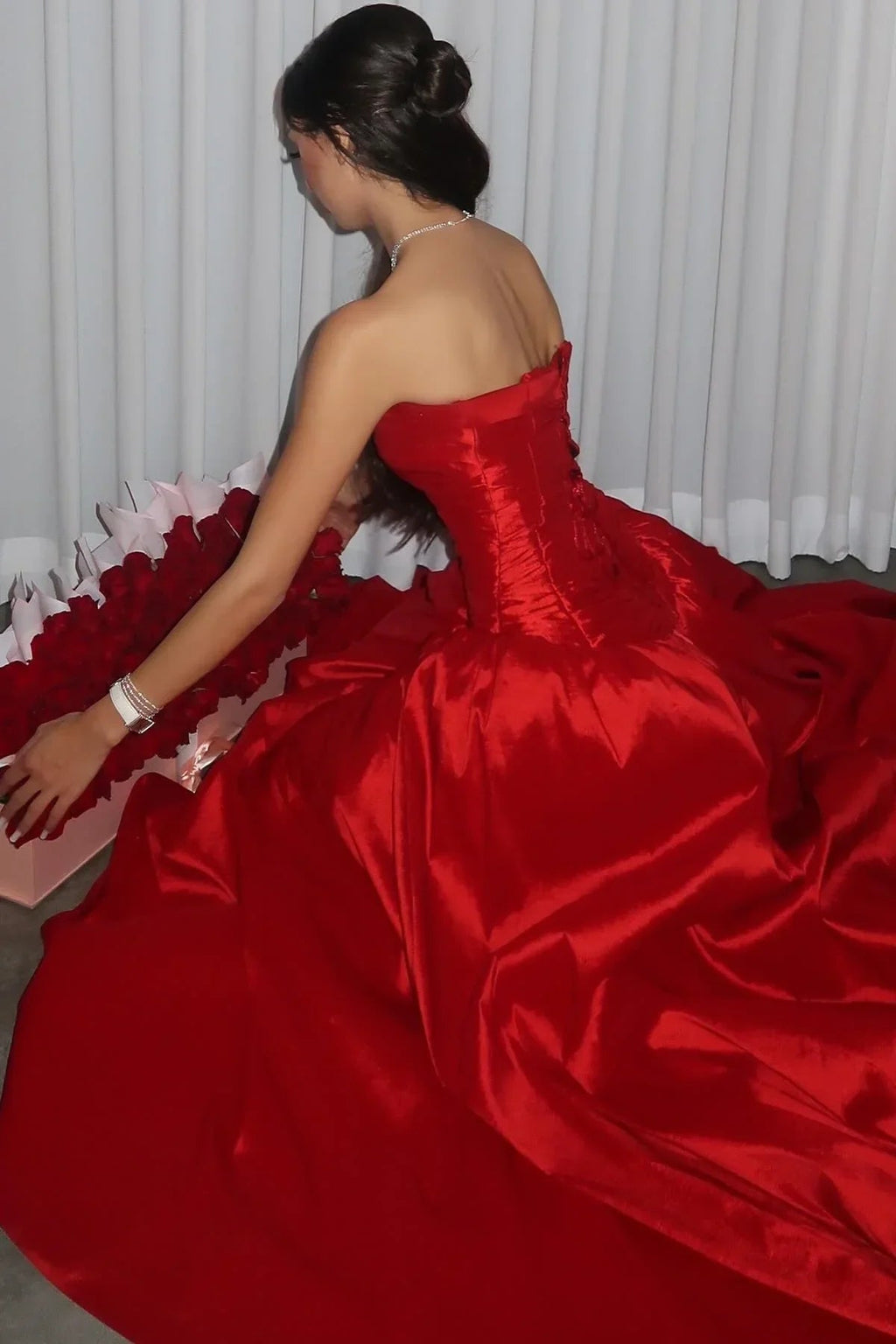 Bellissimo abito da sera rosso senza spalline con spacco, in raso formale a linea ad A per festa e ballo Y8170