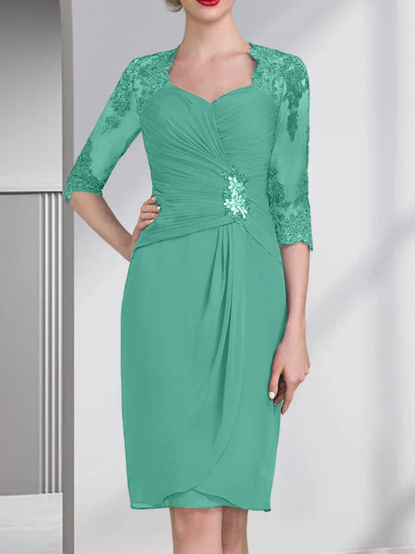 Robe de mère de la mariée en mousseline, longueur genou, coupe fourreau/colonne, ornée de perles, appliques en dentelle, paillettes et plis