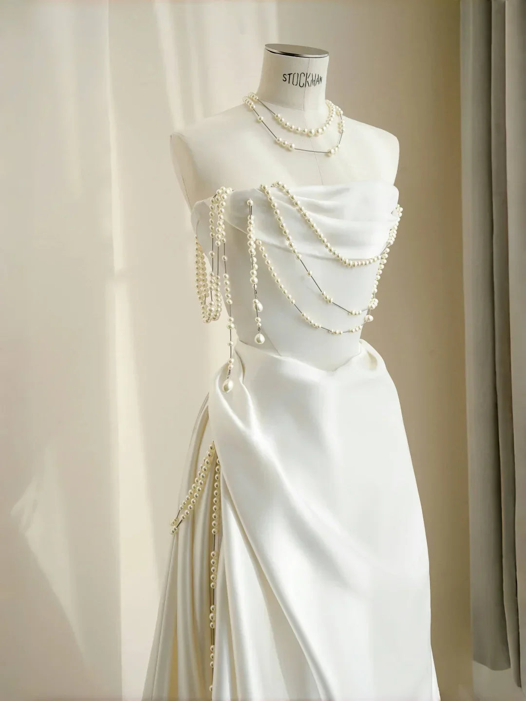 Elegante Abito da Sera Bianco Senza Spalline in Raso con Catena di Perle, Linea A, Abito da Ballo Y8684