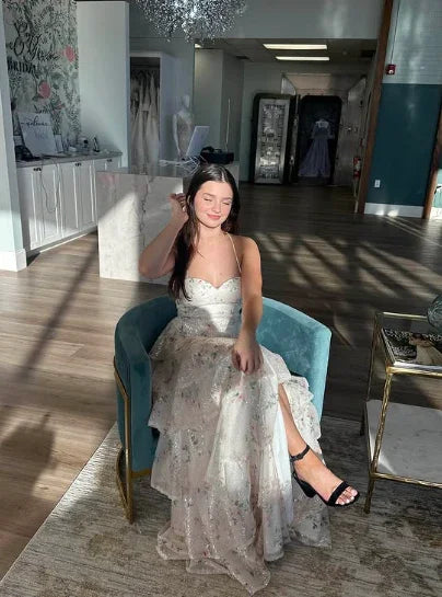 Vestido de Noite Encantador em Renda com Camadas, Corte em A, Alças Finas, Fenda, Vestido de Baile Y8262