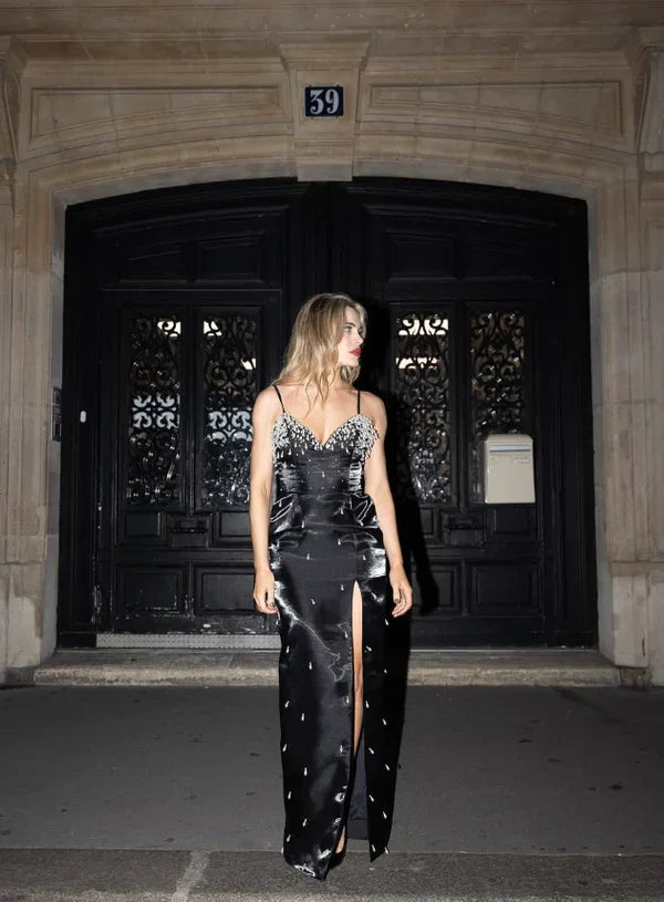 Encantador vestido de fiesta negro de satén con cuentas, abertura, tirantes finos, corte recto, vestido de noche Y8229