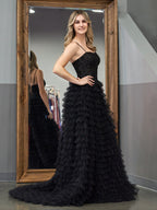 Abito lungo da sera a balze in tulle con paillettes a linea ad A
