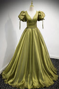 Abito lungo da sera a linea A in tulle verde con scollo a V Y898