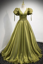 Abito lungo da sera a linea A in tulle verde con scollo a V Y898