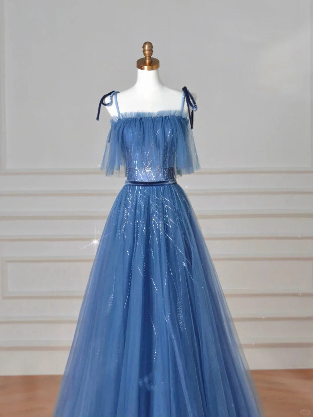 Vestito da sera lungo a linea ad A con spalline sottili blu, tulle e paillettes Y8634