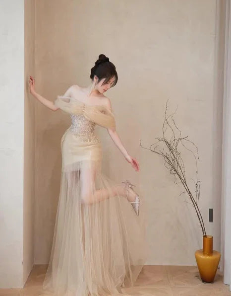 Abito da sera lungo a linea A con perline, spalle scoperte e tulle Champagne Y8544