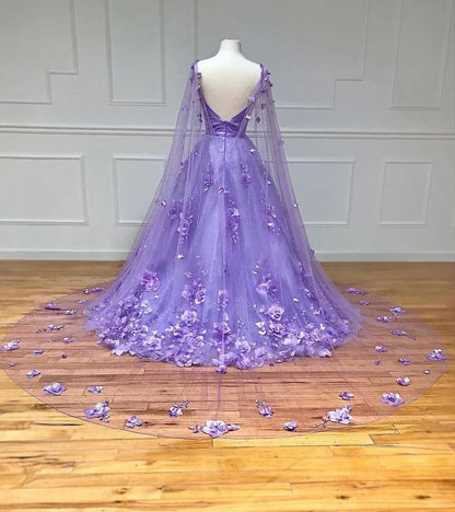 A-Linien-Ballkleid aus floraler Spitze mit Cape-Ärmeln 