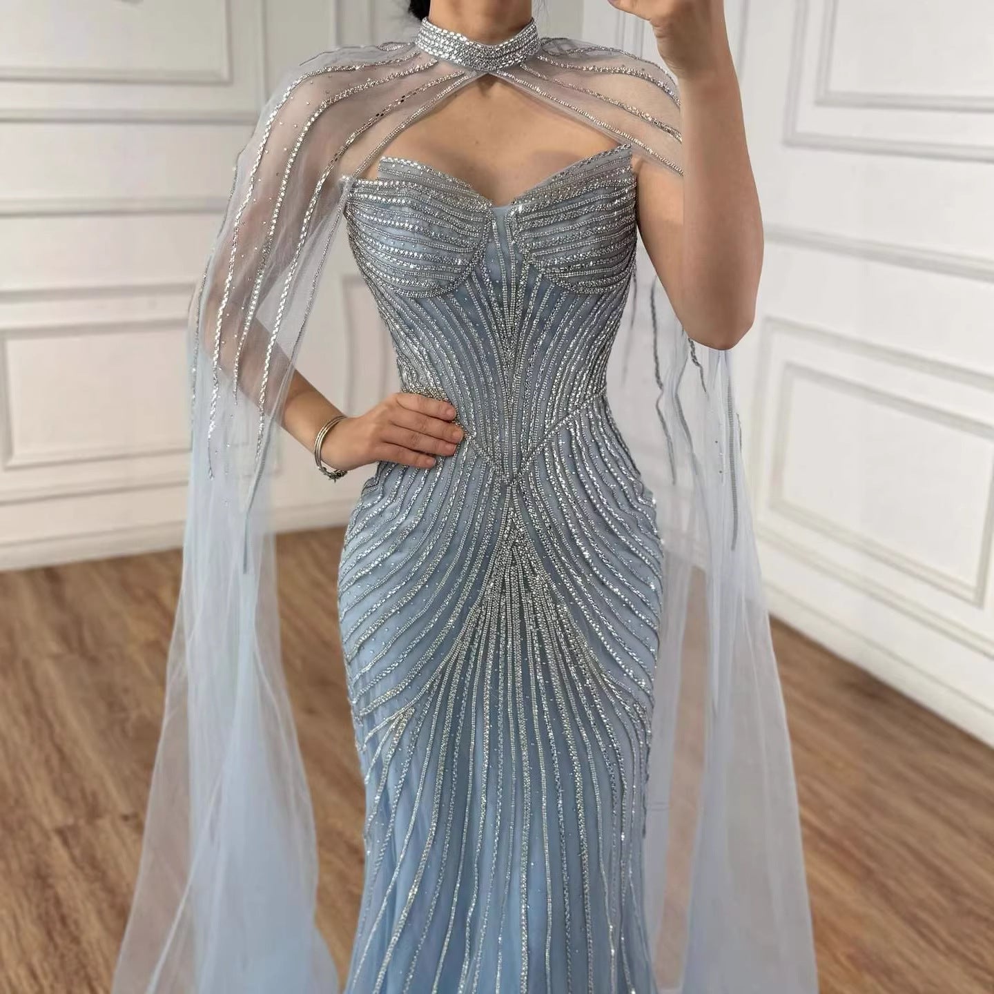 Vestido de Noite de Sereia em Nude de Luxo com Mangas de Capa LA73118