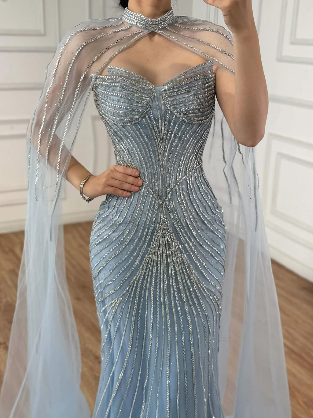 Vestido de Noite de Sereia em Nude de Luxo com Mangas de Capa LA73118