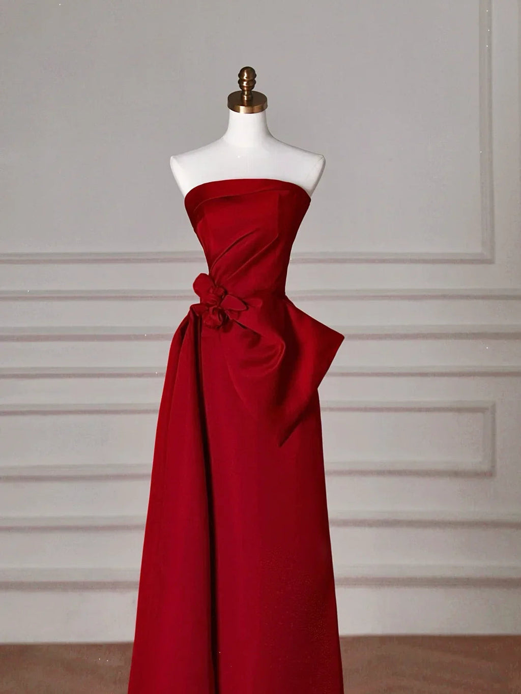 Elegante abito da sera rosso in raso senza spalline a linea ad A modello Y8624