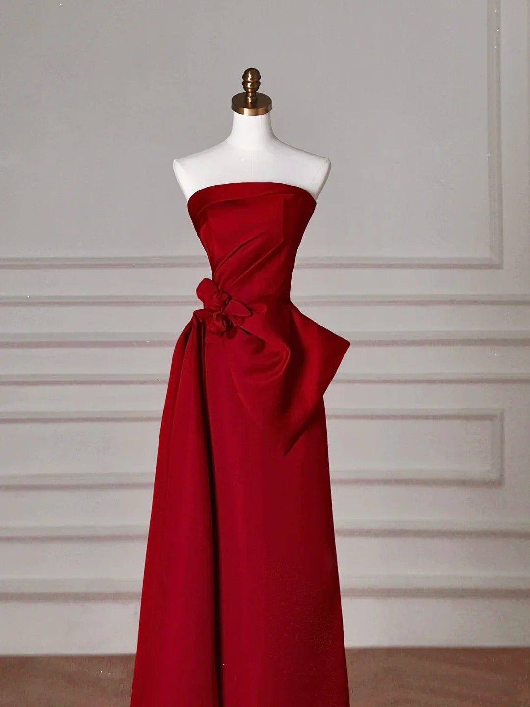 Elegante abito da sera rosso in raso senza spalline a linea ad A modello Y8624