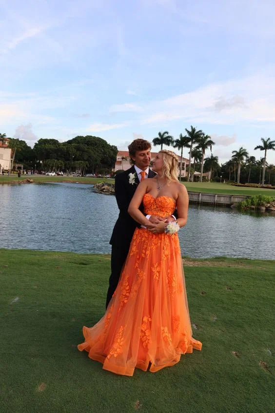 Abito da sera arancione con applicazioni di pizzo, scollatura a cuore illusion, senza spalline, in tulle, linea ad A, con strascico, per festa di laurea Y4167
