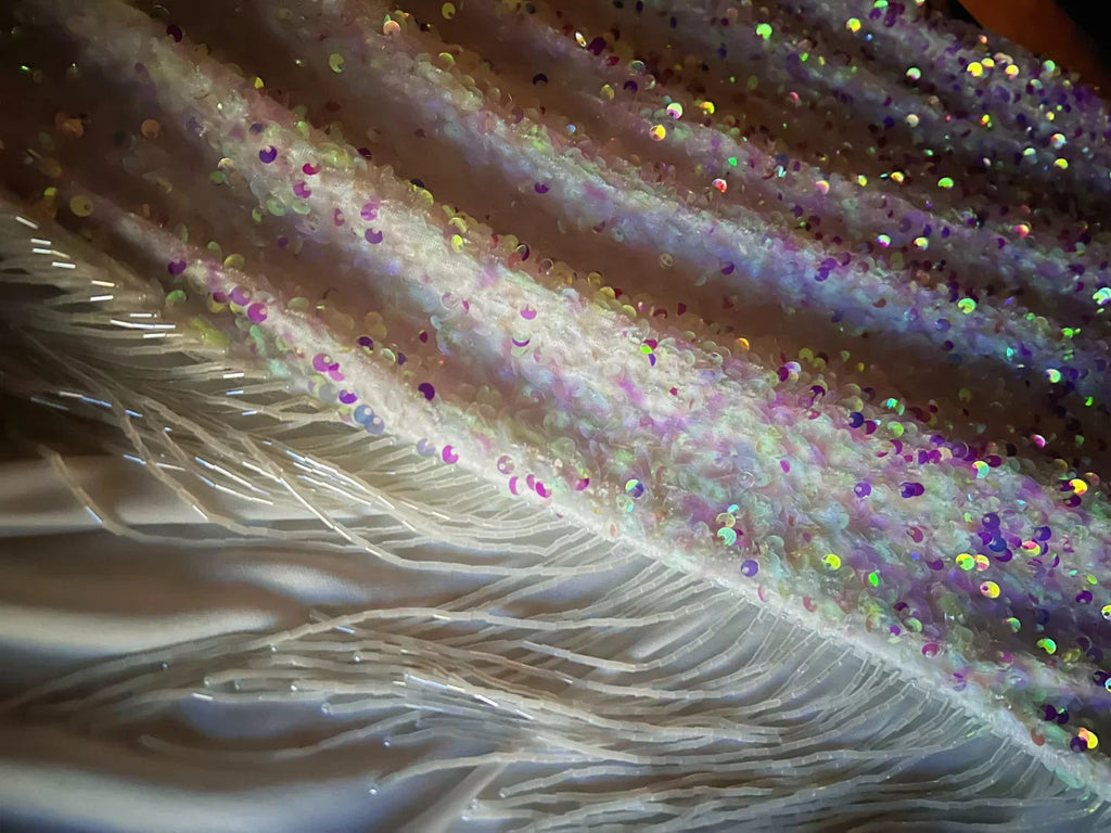Abito da sera bianco scintillante con spalline sottili, paillettes, spacco da sirena e nappine Y8648