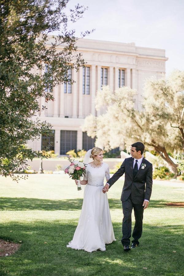 Vestido de novia color marfil con media manga, corte A y encaje con cuentas 
