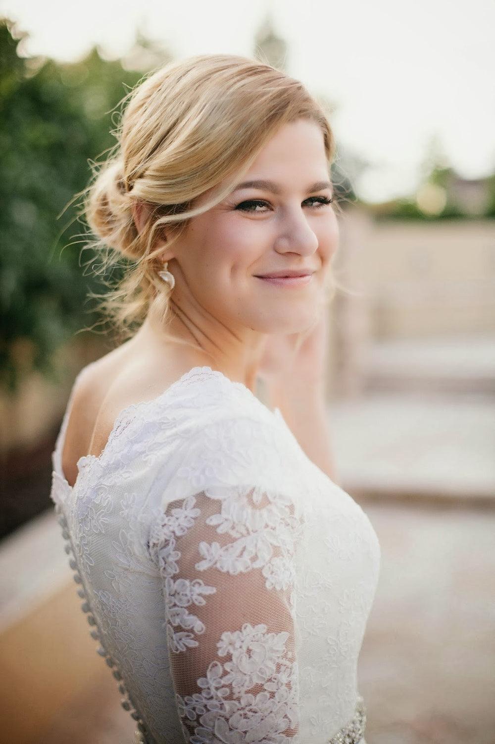 Vestido de novia color marfil con media manga, corte A y encaje con cuentas 