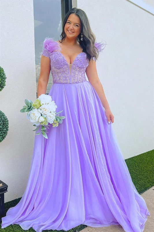Vestido de fiesta largo color lavanda con escote en A y plumas, hombros descubiertos