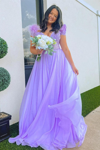 Vestido de fiesta largo color lavanda con escote en A y plumas, hombros descubiertos