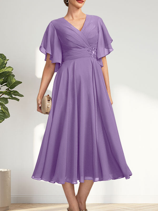 A-Linie, V-Ausschnitt, knielang, Chiffonkleid für die Brautmutter mit plissierten Perlen