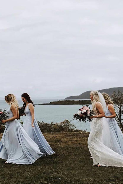 Vestidos de dama de honor largos de gasa azul claro con escote en V y corte A con abertura