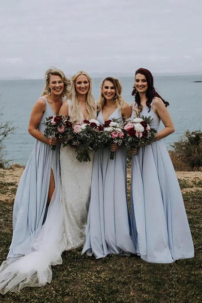 Vestidos de dama de honor largos de gasa azul claro con escote en V y corte A con abertura