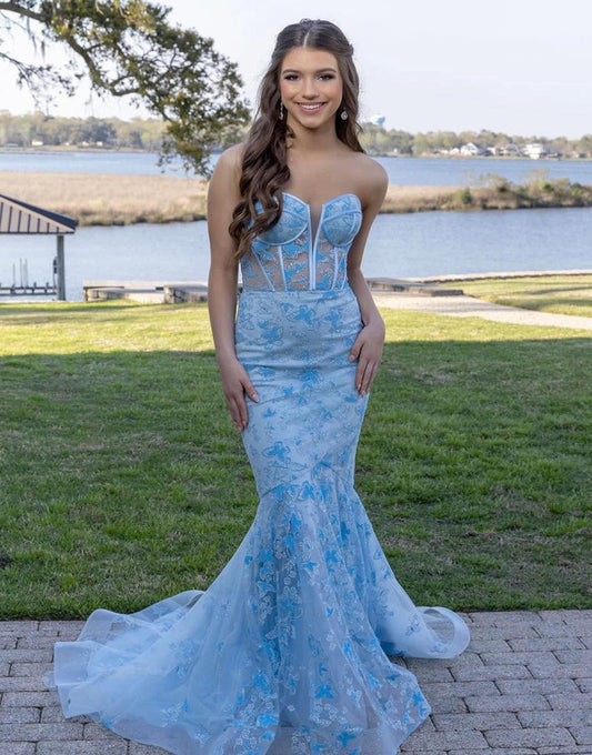 Hermoso vestido de fiesta largo sin tirantes con apliques