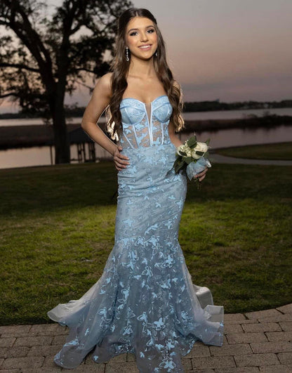Hermoso vestido de fiesta largo sin tirantes con apliques