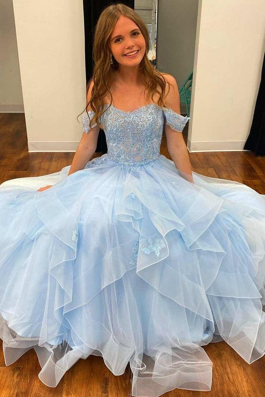 Hellblaues schulterfreies A-Linien-Ballkleid aus Tüll mit Stufen