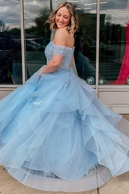 Hellblaues schulterfreies A-Linien-Ballkleid aus Tüll mit Stufen