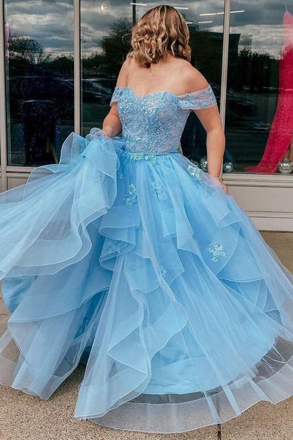 Hellblaues schulterfreies A-Linien-Ballkleid aus Tüll mit Stufen