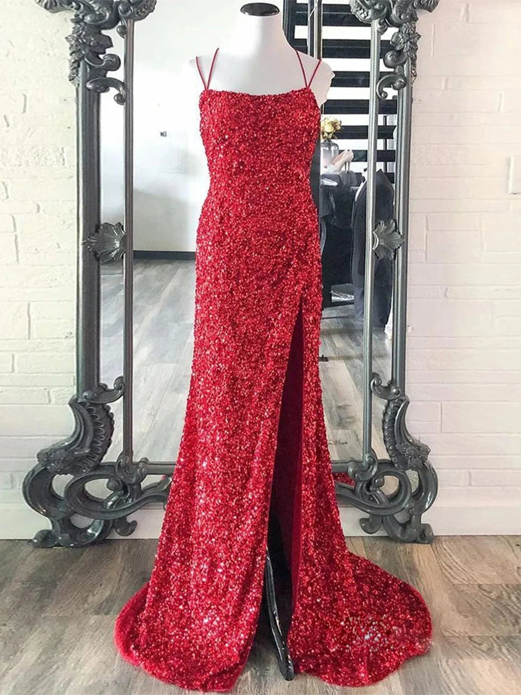Alayna | Robe de bal longue à fines bretelles spaghetti et sequins sirène