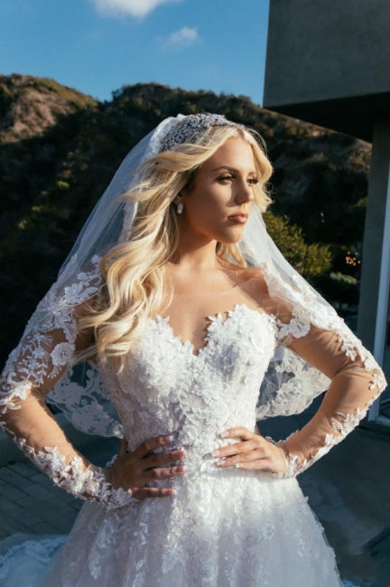 Vestido de Noiva Princesa em Linha A com Decote Coração e Mangas Compridas em Renda