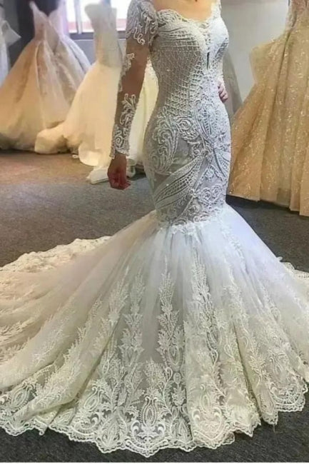 Elfenbeinfarbenes, figurbetontes Brautkleid aus Spitze mit Herzausschnitt und langen Ärmeln