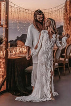 Langärmliges Boho-Brautkleid mit V-Ausschnitt und Spitzenapplikationen