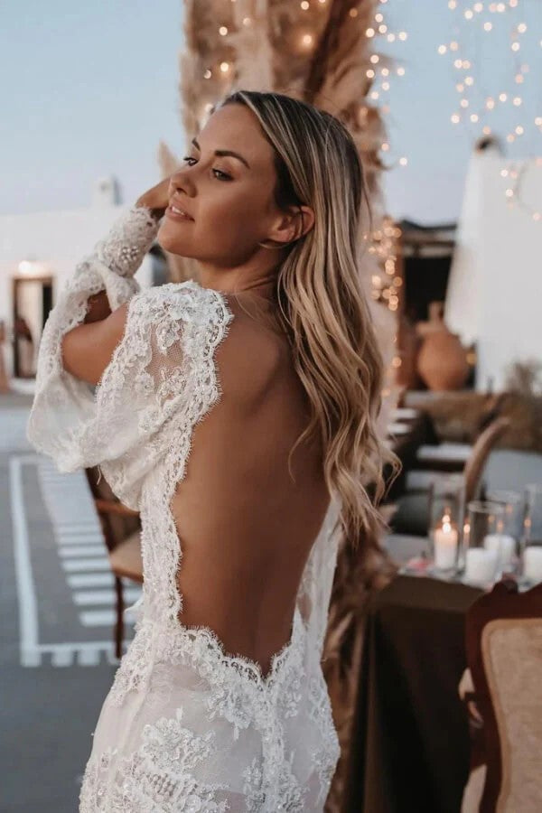 Langärmliges Boho-Brautkleid mit V-Ausschnitt und Spitzenapplikationen