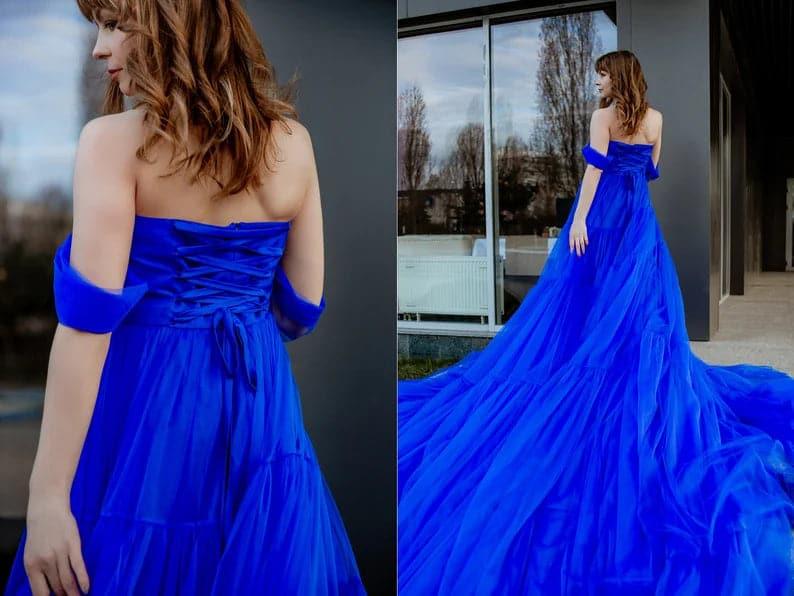 Abito lungo in tulle blu reale con strascico SYP16