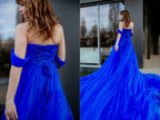 Abito lungo in tulle blu reale con strascico SYP16