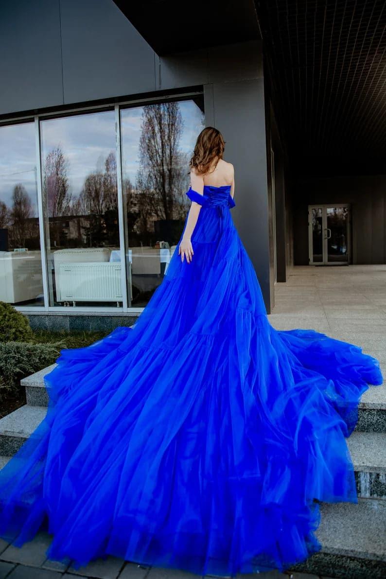Abito lungo in tulle blu reale con strascico SYP16