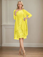 Abito da madre della sposa in pizzo e chiffon con gonna a colonna a effetto illusion fino al ginocchio, con balze a cascata e paillettes